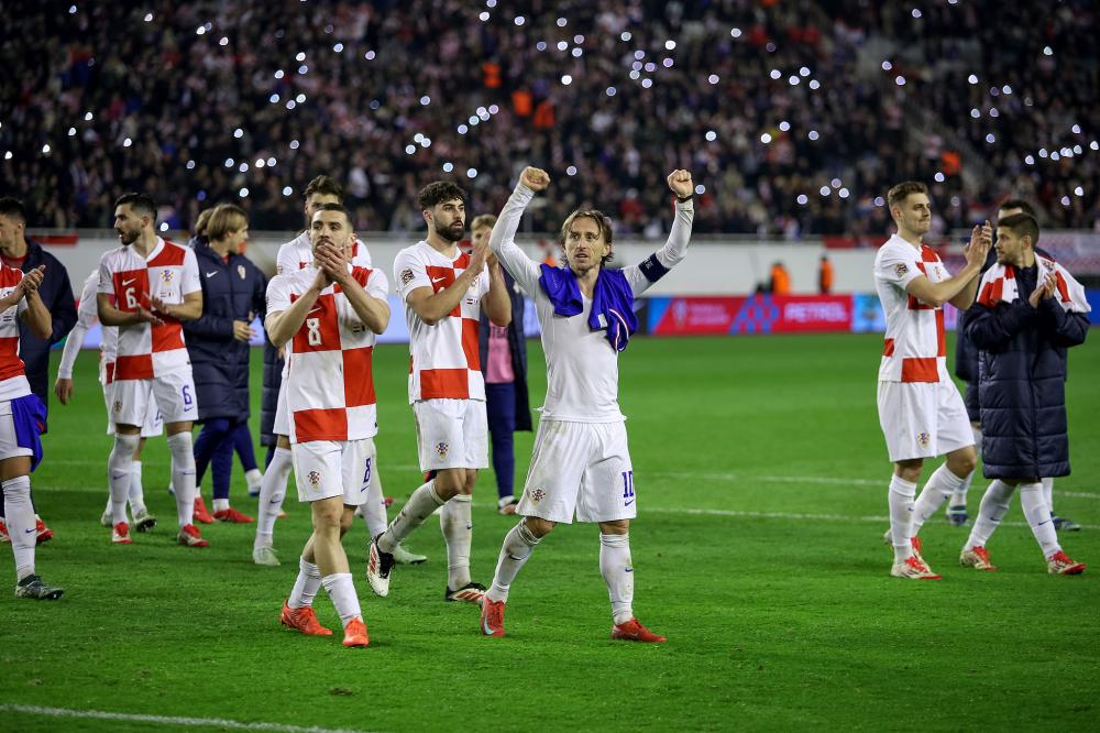 广东大胜广州：萨姆纳首秀伤退徐昕6中6 奎因29+6+7+5+6三分